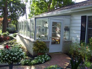 Greenhouse Conversion, Simple Greenhouse, Concrete Backyard, Curved Pergola, Conservatory Greenhouse, Porch Enclosures, Lean To Greenhouse, Unique Garden Decor, Lean To