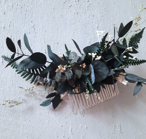 Eucalyptus, fern hair comb made from natural preserved eucalyptus,ferns, bloom broom,millet and dried flowers.  This Wedding Greenery Hair Comb is perfect for the bohemian-inspired bride looking to add a touch of nature to her bridal ensemble. Each Bridal Hair Comb features beautiful everlasting that will stay fresh-looking throughout your special day. Whether you're the bride or a bridesmaid, this Flower Hair Comb is a timeless accessory that complements any hairstyle effortlessly. Fern Hair Piece, Wedding Hairpiece, Rustic Wedding Hairstyles, Preserved Eucalyptus, Wedding Greenery, Bohemian Style Wedding, Hair Comb Bridal, Floral Hair Combs, Flower Comb