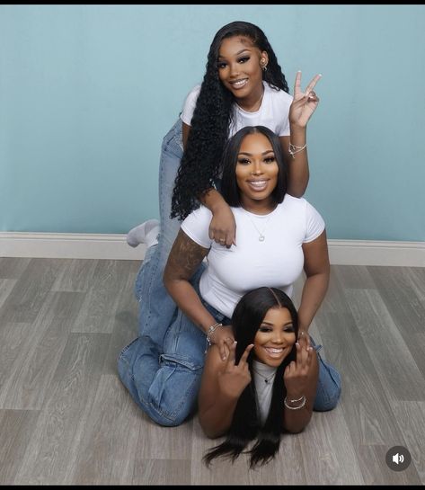 Girlfriends Photoshoot, Mom Daughter Photos, Group Picture Poses, Sisters Photoshoot Poses, Sister Photography, Friendship Photos, Friendship Photoshoot, Graduation Photography Poses, Black Sisters