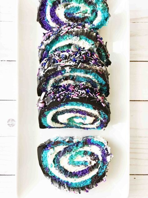 Galaxy Desserts, Teal Cake, Swiss Roll Cakes, Galaxy Cake, Cake Roll Recipes, 귀여운 음식 그림, Roll Cake, Köstliche Desserts, Cake Roll