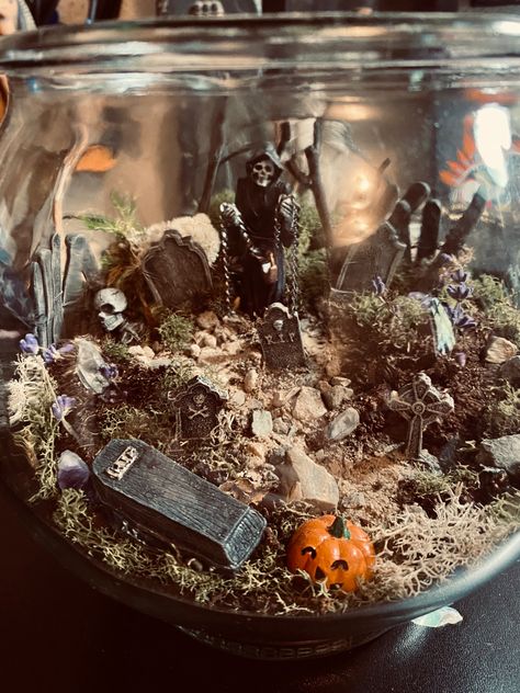 Halloween terrarium usinf Lemax figurines Mini Graveyard Terrarium, Terrarium Ideas Halloween, Horror Terrarium, Spooky Diorama, Terrarium Halloween, Ghost Terrarium, Coffin Terrarium Ideas, Haunted Terrarium, Gothic Terrarium