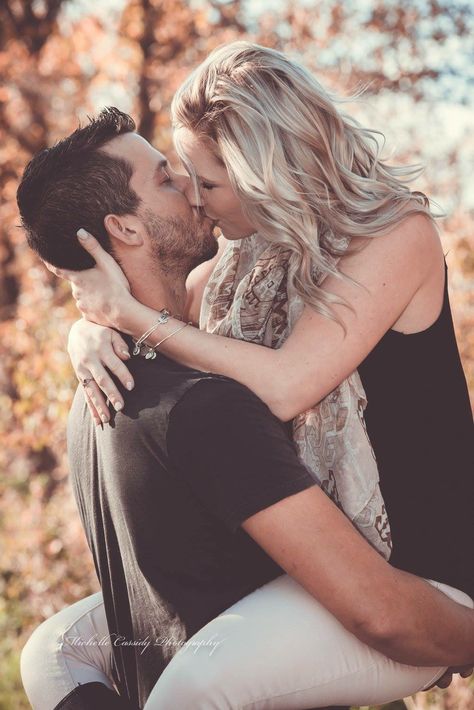 kiss couple love fall lift Fall Couple Photos, Fall Couple, Couple Kissing, Dream Family, Love Fall, Fall Family Photos, Kissing Couples, Gold Art, Couple Posing