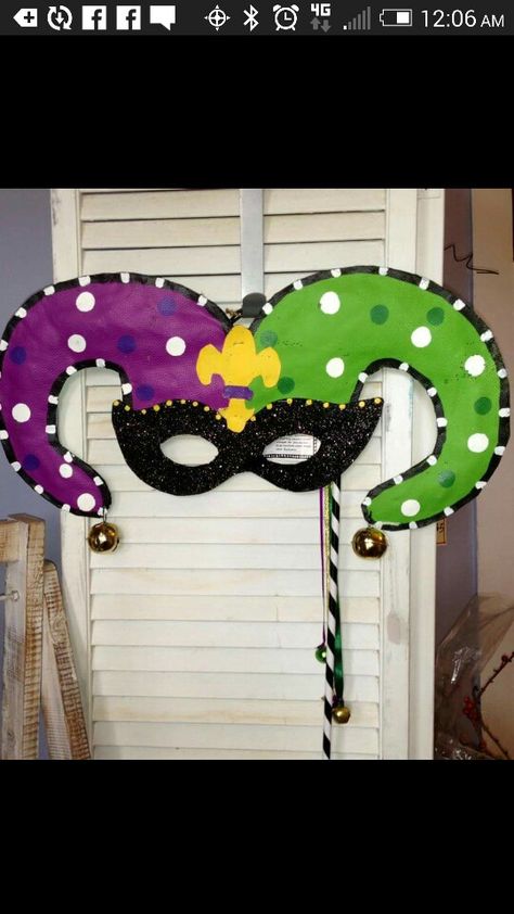 Mardi Gras Topeng Mata, Mardi Gras Diy, Diy Carnival Games, Mardi Gras Party Decorations, Carnival Crafts, Theme Carnaval, Mardi Gras Centerpieces, Mardi Gras Crafts, Diy Carnival