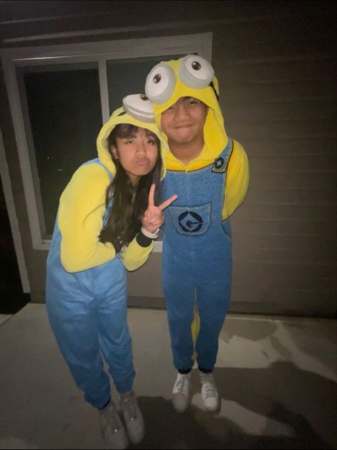 Cute Halloween Costumes Appropriate, Duo Minion Costume, Twin Day Spirit Week Couples, Matching Outfit Halloween, Matching Friends Outfit Ideas, Matching Halloween Onesies, Matching Halloween Costumes Girls Duo, Minion Duo Costume, Lucy From Charlie Brown Costume