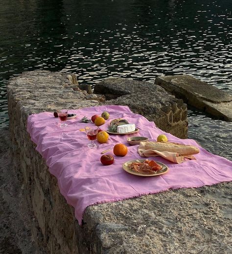 Afternoon picnic with our beach blanket in Magenta which is back in stock 🍸 | Instagram Supper Club, Italian Summer, Us Beaches, A Picnic, Summer Feeling, Jolie Photo, American Beauty, Summer Dream, European Summer