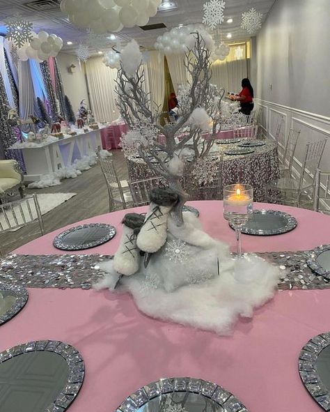 Royalty Baby Shower, Baby Shower Table Centerpieces, Winter Baby Shower Themes, Winter Wonderland Baby Shower, Winter Wonderland Theme, Balloon Arrangements, Bridal Shower Diy, Winter Wonderland Party