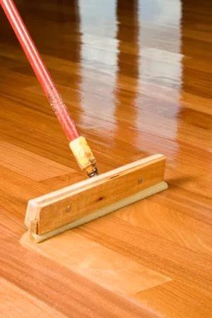 Polish Wood Floors, Wood Floor Polish, Cleaning Wooden Floors, Wood Floor Restoration, Diy Hardwood Floors, Diy Household Cleaners, Diy Wood Floors, Restore Wood, Wood Floor Cleaner