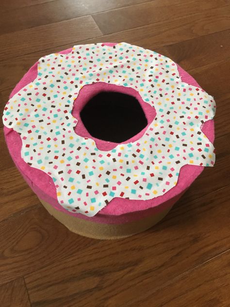 Donut Valentine's Day Box Valentines Box Ideas Aesthetic, Donut Valentine Box Ideas, Valentine Box Ideas For School, Valentines Box Ideas, Donut Valentine, Valentine's Boxes, Valentine Box Ideas, Girls Valentines Boxes, Valentine Boxes For School