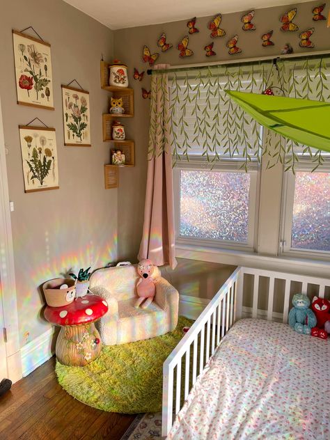 Nursery Ideas Maximalist, Toddler Nursery Room Ideas, Aesthetic Toddler Room, Sunroom Nursery, Colourful Baby Room, Small Space Nursery Ideas, Colourful Nursery Ideas, Aesthetic Baby Room, Funky Nursery