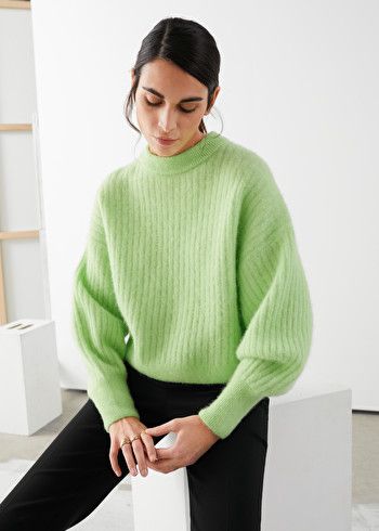 Green Pullover Outfit, Light Green Sweater, Crepes Party, High Waisted Leather Skirt, Green Sweaters, Green Pullover, Jumper Outfit, Power Puff, Pullover Outfit