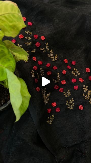 Black Embroidery Saree, Saree Hand Embroidery Designs, Black Linen Saree, Simple Hand Embroidery Designs, Red Blouse Design, Black Blouse Designs, Bag Embroidery, Contemporary Elements, Linen Saree