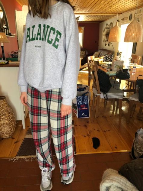 Pajama Pants Outfit Aesthetic, Pajama Pants Aesthetic, Pants Aesthetic Outfit, Check Pajamas, Girls Christmas Pjs, Pajama Pants Outfit, Pants Aesthetic, Christmas Pj Pants, Pj Outfit