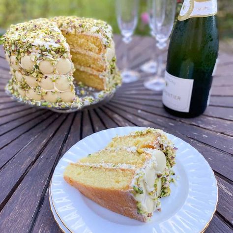 Lindt Chocolate Cake, White Chocolate And Pistachio, Lemon Pistachio Cake, Pistachio Cake Recipe, White Chocolate Icing, Vanilla Buttercream Icing, Cake With White Chocolate, White Chocolate Shavings, White Chocolate Buttercream