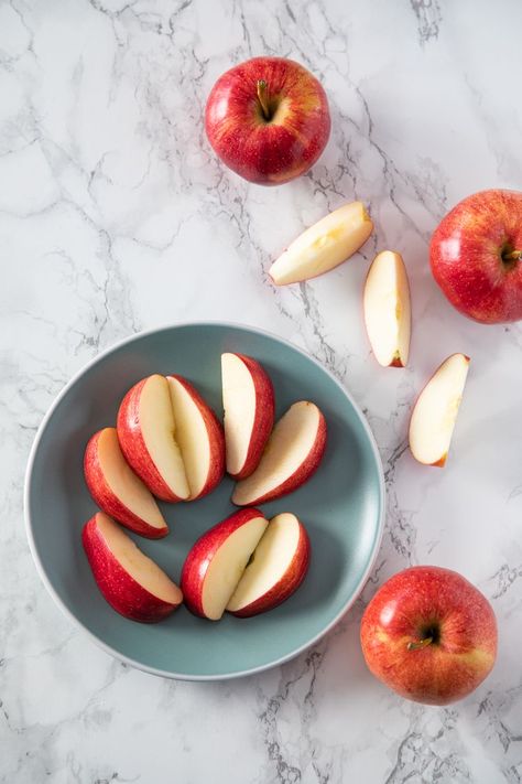 Keep Apples From Turning Brown, Apples Slices, Keep Apples From Browning, Fruit Hacks, Fondue Dinner, Sliced Apple, Healthy Fruit Snacks, Apple Slice, Brown Apple