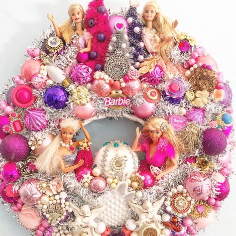 Barbie Wreaths, Barbie Wreath, Barbie Christmas, Kitsch Christmas, Christmas Barbie, Im A Barbie Girl, Christmas Memories, Diy Decorations, Christmas Memory