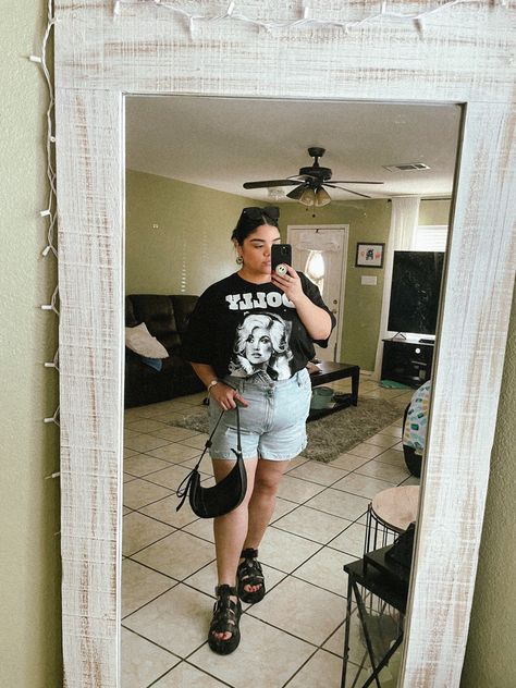 Chunky Sandals Outfit Street Style, Chunky Sandals Outfit, Graphic Tee Aesthetic, Outfit Plus Size, Sandals Outfit, Chunky Sandals, Plus Size Summer, Summer Look, Summer Looks