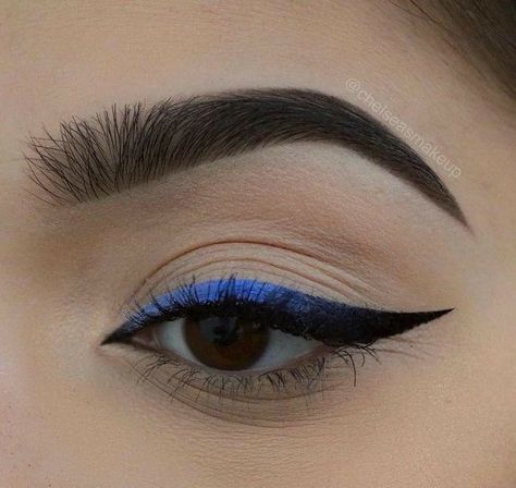 Eyeliner Cat, Maquillage On Fleek, Dipbrow Pomade, Blue Eyeliner, Smink Inspiration, Eye Makeup Designs, Colorful Eye Makeup, Makijaż Smokey Eye, Edgy Makeup