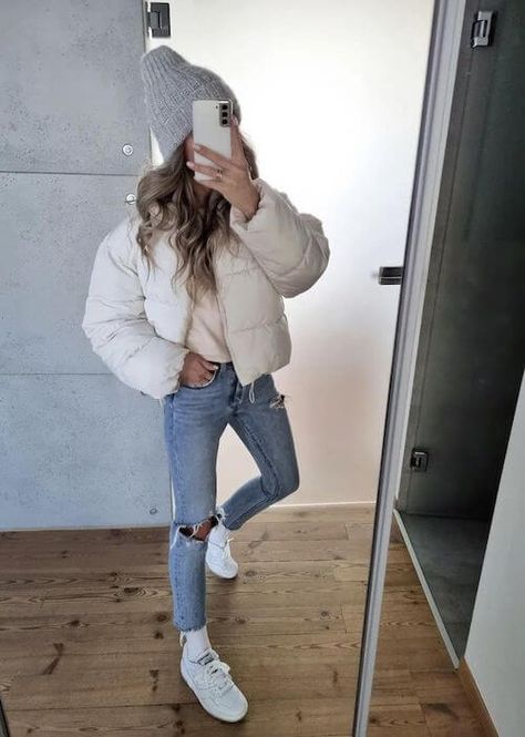 40 White Puffer Jacket Outfit Ideas For Women [2023]: Cute Ways To Style A White Puffer Coat Short White Coat Outfit, Beige Puffer Coat Outfit, Cream Puffer Coat Outfit, White Puffer Coat Outfit, Cream Puffer Jacket Outfit, Short Puffer Jacket Outfit, Puffer Jacket Outfit Ideas, White Puffer Jacket Outfit, Short Jacket Outfit