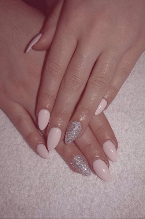 Almond Pale Pink Acrylic Nails, Nails Shape Almond, Ongles Gel Violet, Silver Acrylic Nails, Almond Nails Pink, Gel Nails Long, Nails Shape, Manicure Gel, Almond Shape Nails