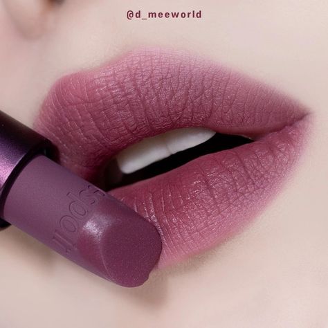 Purple Lips Aesthetic, Purple Lipstick Aesthetic, Drac Makens, Light Purple Lipstick, Purple Lipstick Makeup, Purple Lips Makeup, Lavender Lipstick, Korean Lipstick, Lips Aesthetic