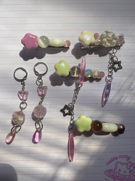 Handmads beaded earrings and dangle hair clips. Cute Diy Hair Clips, Dangling Hair Clips, Star Hair Clips Y2k, How To Make Hair Charms, Hair Clips Beads, Hairclip With Beads, Charm Hair Clips, Hair Clip With Beads, Hair Clips Handmade