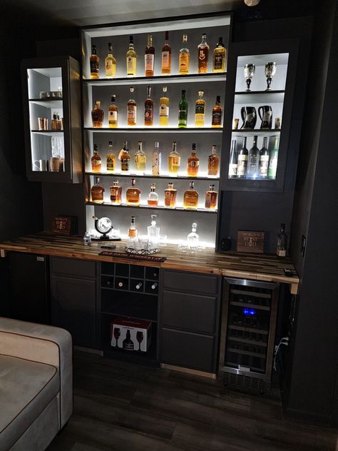 Whisky Display Ideas, Bar In Bedroom Ideas, Whisky Bar Home, Bar In Bedroom, Whisky Display, Home Bar Man Cave, Whiskey Room, Whisky Bar, Bar Man Cave