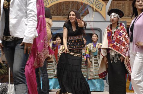 Jab We Met Costumes Jab We Met Geet Dress, Geet Outfits From Jab We Met, Jab We Met Outfits, Geet Jab We Met Outfits, 00s Bollywood, Geet Jab We Met, New Era Outfit, Bollywood Aesthetics, Jab We Met