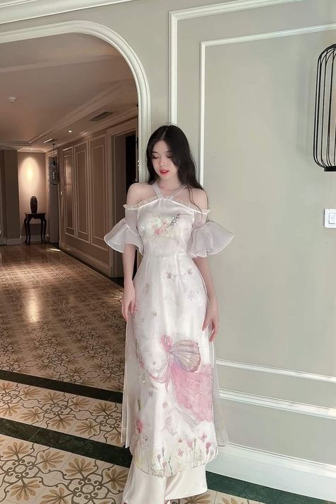 Vietnamese Wedding Guest Outfit, Pretty Ao Dai, Ao Dai Vietnamese Aesthetic, Aesthetic Ao Dai, Pink Whimsical Dress, Vietnamese Fashion Modern, Modern Ao Dai Fashion Street Styles, Cheongsam Aesthetic, Ao Dai Aesthetic