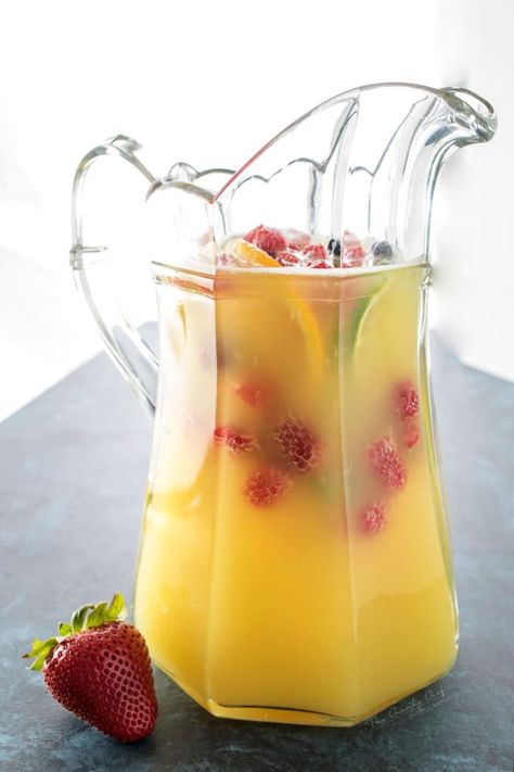 Fizzy Pineapple Punch - The Chunky Chef Peach Slush, Alcholic Drink, Brunch Punch, Frozen Limeade, Party Punch Recipes, Summer Pineapple, Pineapple Punch, Punch Recipe, Party Punch