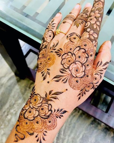 Front And Back Mehndi Design, Hand Mehndi Design Simple, Floral Mehndi Designs, Short Mehndi Design, Mehedi Design, Front Hand Mehndi, Mehndi Design Simple, Simple Mehndi Design, Hand Mehndi Design