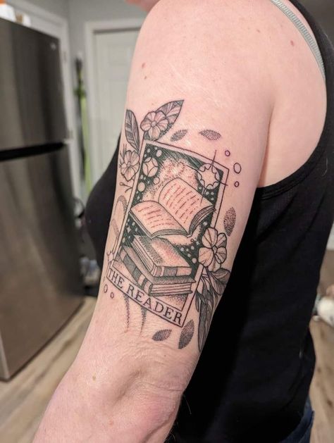 Book Tarot Card Tattoo, The Reader Tarot Card Tattoo, Reader Tattoo Ideas, Tarot Tattoos, Bookworm Tattoo, Reader Tattoo, Book Inspired Tattoos, Reading Tattoo, Book Lover Tattoo