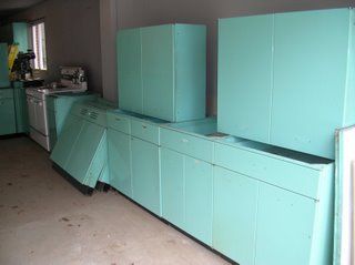 vintage metal kitchen - these are wonderful and the color.....yes Metal Cabinet Makeover, Vintage Metal Kitchen Cabinets, Cabnits Kitchen, Youngstown Kitchen, Metal Kitchen Cabinets, Steel Kitchen Cabinets, Kitchen Cabinets For Sale, Retro Renovation, Kitchen Cabinets Makeover