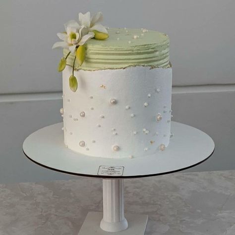 Green Cake Design Simple, Pastel Green Cake, Simple Elegant Cake, Simple Birthday Cake Designs, Elegant Cake Design, Pastry Chocolate, Birthday Cake Decorating Ideas, Birthday Cake With Flowers, Beautiful Cake Designs