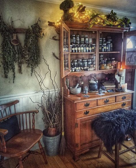 Studio Space Ideas, Space Vibes, Witchy Cottage, Witchy House, Witchy Kitchen, Apothecary Decor, Witch Room, Witch Cottage, Deco Nature