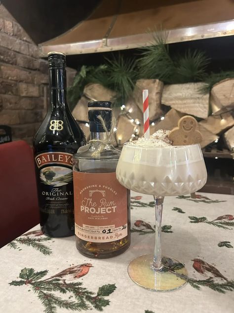 The Gingerbread Jacuzzi is a NEW Christmas cocktail | ThatChristmasMagic.com Kebab Sticks, Melted Snowman, The Floor Is Lava, Brown Sauce, Christmas Cocktail, Red Cups, Christmas Shop, Christmas Cocktails, Elf On The Shelf Ideas