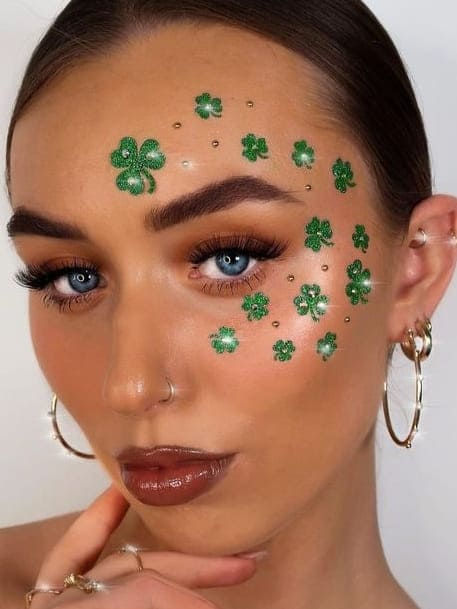 st.Patrick's day makeup: clovers accents Saint Patricks Makeup Look, Saint Patricks Day Hair, Saint Patrick Makeup Ideas, Saint Patrick’s Make Up, St Patricks Day Hairstyles For Women, Saint Patrick Makeup, St Patricks Makeup Ideas, St Pattys Makeup Ideas, St Patrick’s Day Face Paint