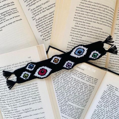 👀 Giving the side eye: the universal expression of skepticism, amusement, and everything in between! 😏 This lovely bookmark was made by @knot.in_time or becca13 on BB. 💙 Pattern #107176 was made by @itsmacme_bracelets or itsmacme on BB. If you like this we also have another awesome pattern for you #150837 which we love too. #SideEye #ExpressiveGlances #art #spooky #fun #bookmark #braceletbook #bracelet #crafts Brazilian Bracelet, Elisa Pendant Necklace, Eyes Halloween, Cool Friendship Bracelets, String Bracelet Patterns, Gold Bracelet Simple, Kendra Scott Elisa, Scary Ghost, Embroidery Bracelets