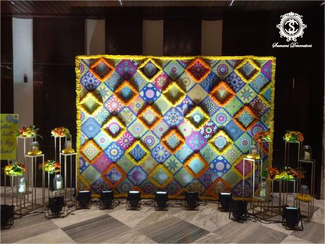 Bhaat Function Decor, Gujarati Theme Decoration, Navratri Stage Decoration Ideas, Navratri Theme Decoration, Diwali Photobooth Ideas, Selfie Decoration, Phulkari Theme Decor, Garba Event Decoration, Navratri Party Plot Decoration