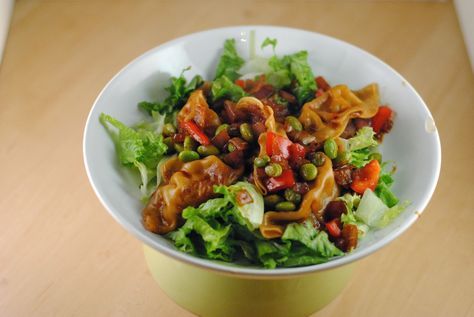 Potsticker Salad, Tasty Bites, Yummy Lunches, Dinner Salads, Lunch Ideas, Kung Pao Chicken, Salad Recipe, Stir Fry, Easy Dinner