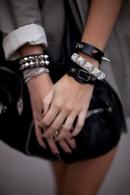 Stile Punk Rock, Stil Rock, Grunge Accessories, Studs And Spikes, Spike Bracelet, Estilo Grunge, Estilo Rock, Arm Party, Rocker Chic