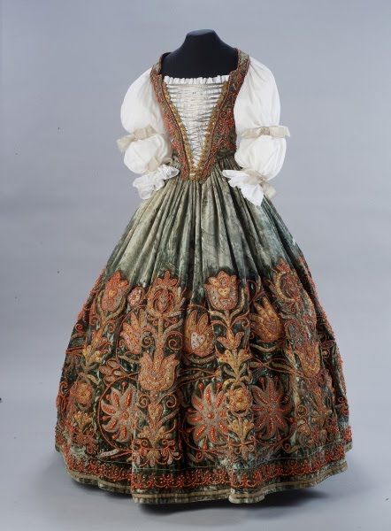 díszmagyar ruha - hungarian court dress This dress is Gorgeous, and no doubt materials expensive. I can not make head or tail of the website, let alone find the century/ies of the dress style. It is late 16th or 17th. Thus not garbable. 1600 Fashion, Hungarian Clothing, 17th Century Clothing, European Costumes, 17th Century Fashion, Late Period, Noble Lady, Hungarian Embroidery, Sherwood Forest