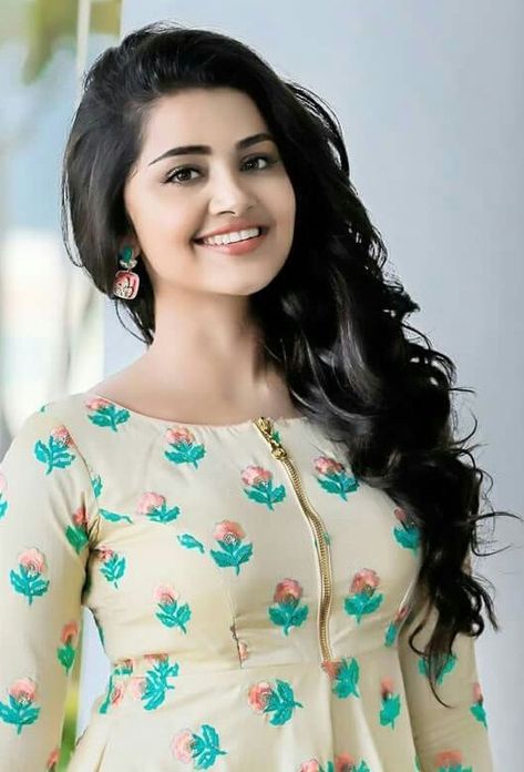 Elegant Outfit Ideas For Women To Celebrate Diwali In Style Stylish Actresses, Actress Hairstyles, Anupama Parameswaran, Beauty Pictures, Bollywood Celebrities, Indian Beauty Saree, Hd Photos, Stylish Girl, Android Wallpaper