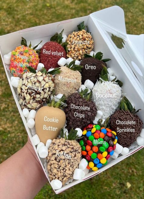 Different Chocolate Covered Strawberries, Strawberry Dipped In Chocolate Bouquet, Coconut Covered Strawberries, Cool Chocolate Covered Strawberries, Candy Dipped Strawberries, Cute Chocolate Covered Strawberry Ideas, Chocolate Cover Fruit, Selling Chocolates Ideas, Selling Fruit Ideas