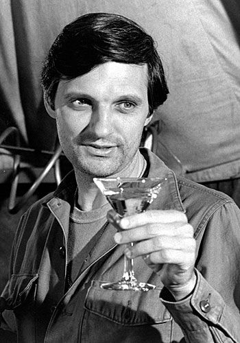 M*A*S*H: Captain Benjamin Franklin "Hawkeye" Pierce, played by Alan Alda Hawkeye Pierce, Mash Characters, Mash 4077, Alan Alda, Mary Tyler Moore, Classic Television, Hot Lips, Old Tv Shows, Emmy Awards