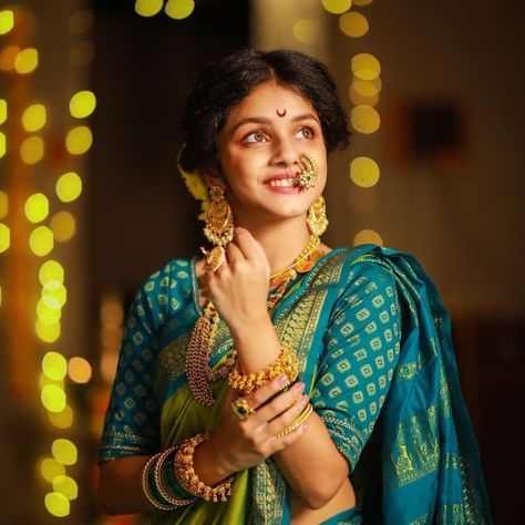 Stills For Girls Traditional, Bride Engagement Poses Singal, Saree Ceremony Stills, Sari Poses Photo Shoot, Bride Stills, Haldi Poses For Bride, Engagement Portraits Poses, Saree Ceremony, Single Pose