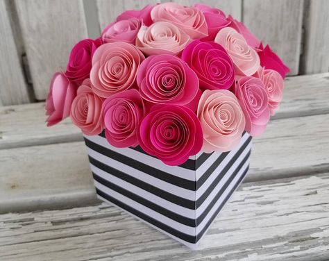 Spiral Rose Centerpiece Paper Flower Centerpiece Shade of Pink Centerpiece Wedding Shower Paper Flower Centerpiece, Barbie Bday, Selamat Hari Valentine, Rose Centerpiece, Paper Flower Centerpieces, Kate Spade Bridal Shower, Pink Centerpieces, Neli Quilling, Rosen Box