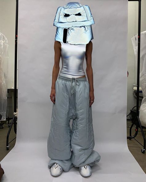 Rick Owens Editorial, Nicolas Ghesquiere Balenciaga, Outfits Retro, 2000s Japanese Fashion, Fall Fashion Skirts, Outfits 2000s, Streetwear Inspo, Y2k Clothes, Anime Inspired Outfits