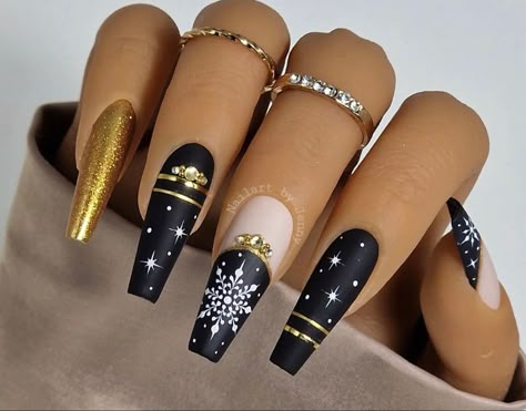 Christmas Nails Gold And Black, Black And Gold Christmas Nail Designs, Gold And Black Christmas Nails, Black And Gold Winter Nails, Black Gold Christmas Nails, Black And Gold Holiday Nails, Black Winter Nails Designs, Nude Christmas Nail Designs, Black And Gold Christmas Nails