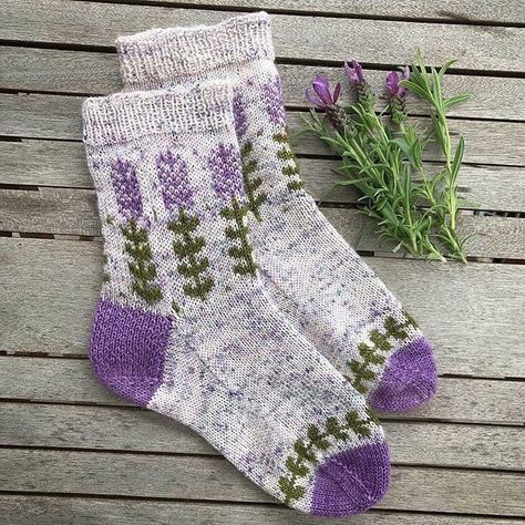 Lavender Socks, Punto Fair Isle, Lavender Pattern, Ravelry Knitting, Hand Knit Socks, Socks Pattern, Knitting Instructions, Crochet Socks, Sock Knitting Patterns