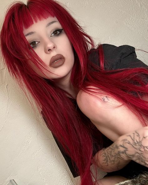 hiii Red Pink Blonde Hair, Burgundy Split Dye, Goth Colored Hair, Red Alt Hair, 90s Red Hair, Red Hair Alternative, Red Hair Alt Girl, Alt Red Hair, Gothic Hair Color